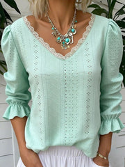 Chemise femme à manches 3/4 ajourée et ornée de dentelle