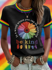 Women's In A World Where You Can Be Anything Be Kind Print Casual Tee-shirt pour femmes