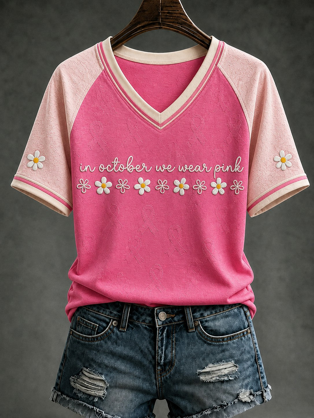 T-shirt imprimé à col en V pour femmes «En octobre, nous portons du rose»