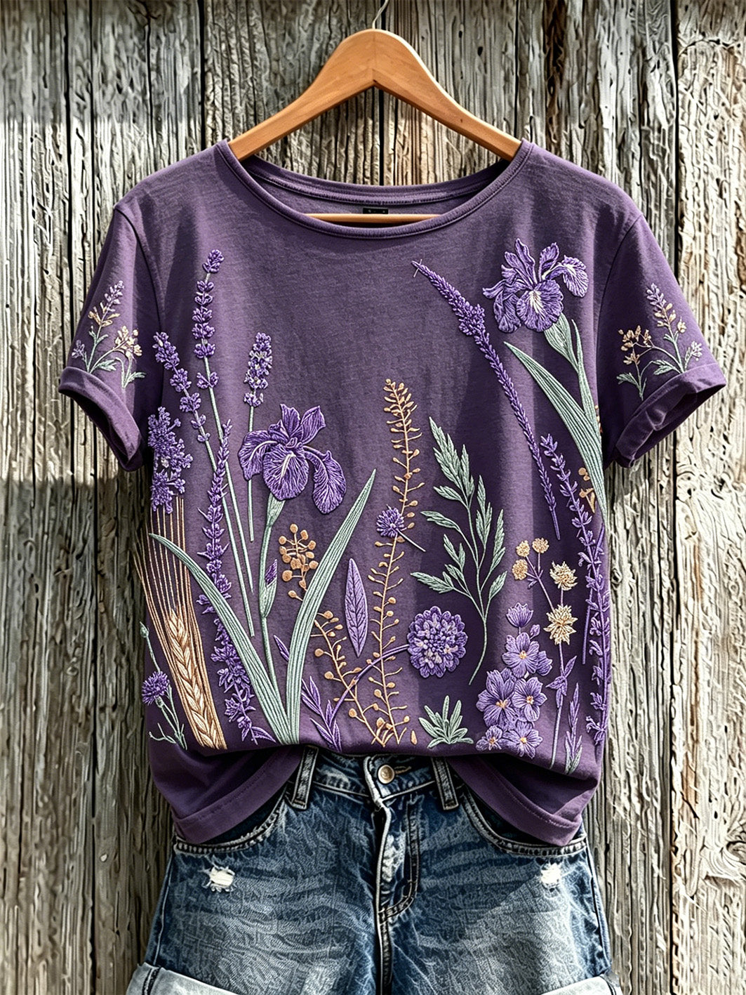 T-shirt décontracté pour femme à imprimé fleurs violette sur fond végétal