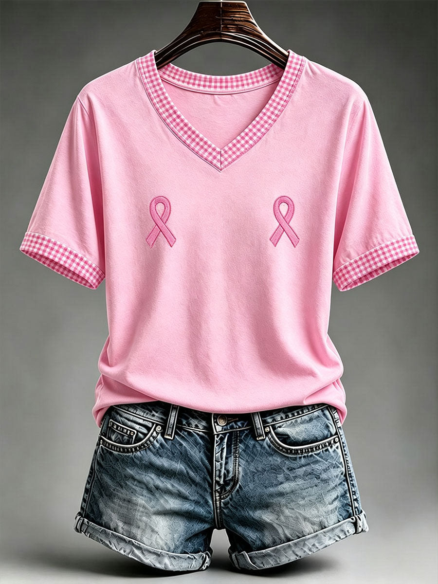 T-shirt avec ruban rose de sensibilisation au cancer du sein chez la femme